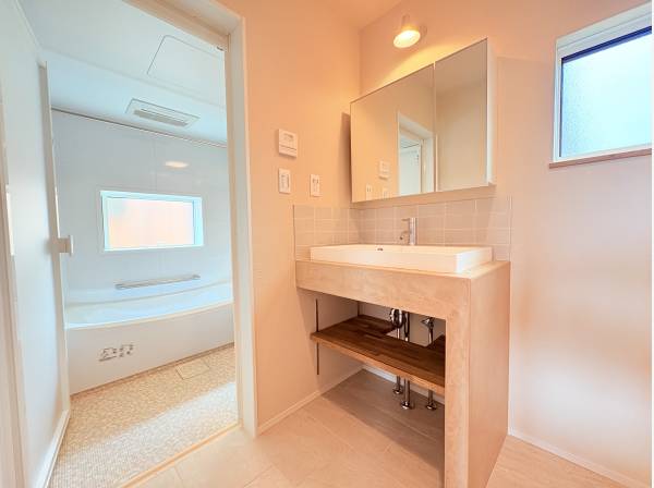 シンプルなパウダールーム。