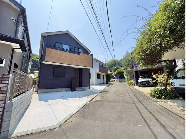 落ち着いた住宅街に佇む新築邸宅