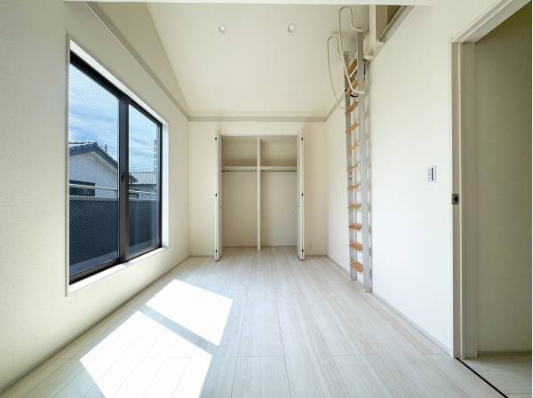 ロフト付きの主寝室は約8帖の広さがあり開放的