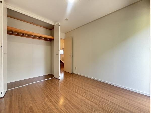 洋室は1階に3部屋、2階に1部屋ございます。