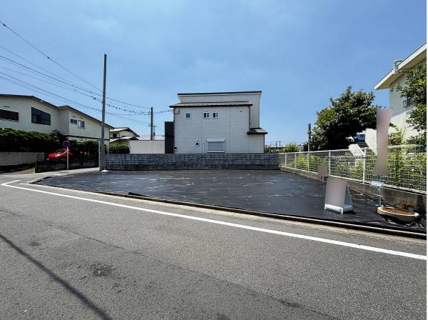 間口も広くこだわり溢れる外構が映えそうですね