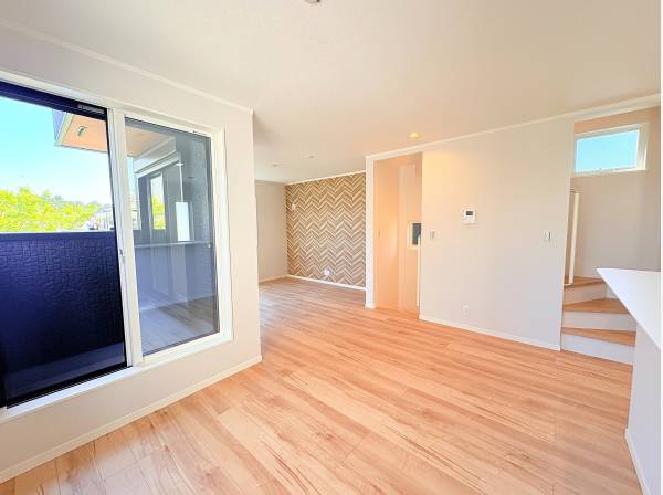 ヘリンボーン柄のアクセントクロスが、グッと個性を引き出しています