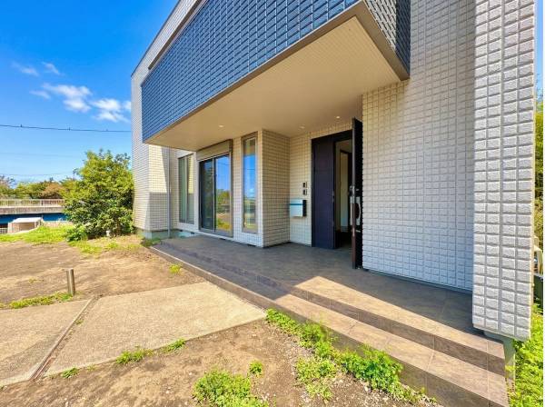 玄関周辺は贅沢に空間を使い、開放感を演出します