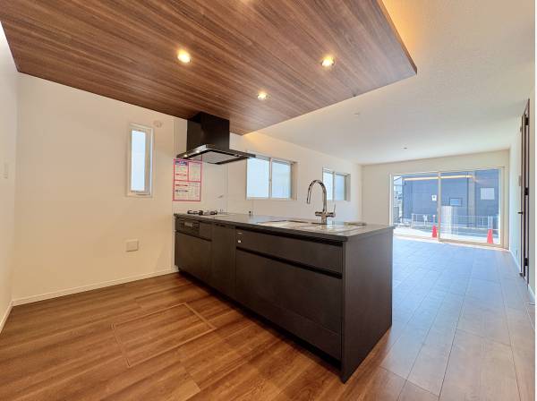 ちょうどいい距離感のキッチン、家事をしながらリビングの様子も見えて安心