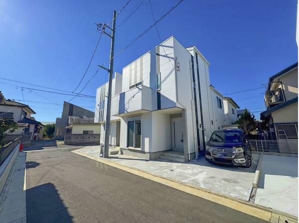 シンプルモダンな外観。前面道路はこの4区画の為に新設されました。