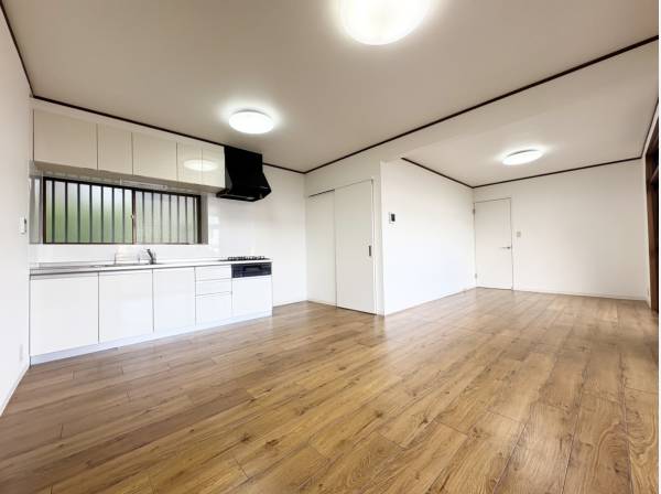 床やクロスもリフォーム実施済み。