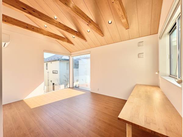 リビングダイニングには、大きな窓があり、陽当たりに貢献します。