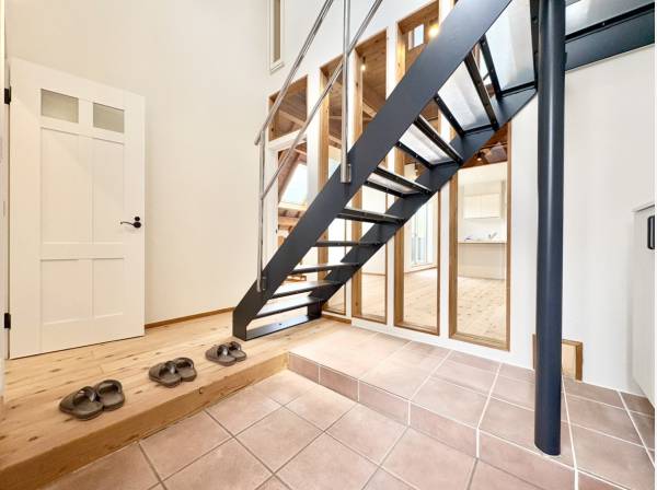 フロアタイルがお洒落な玄関を演出します。