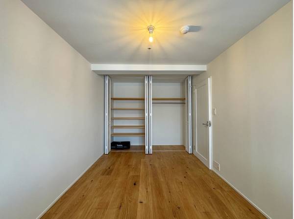 ベッドルーム。シンプルながら大容量の収納も。