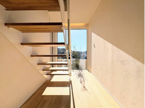 大きな窓から日が差し込む玄関ホール