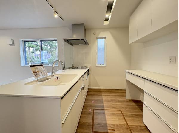 オープンキッチン、カップボードも付いてます。