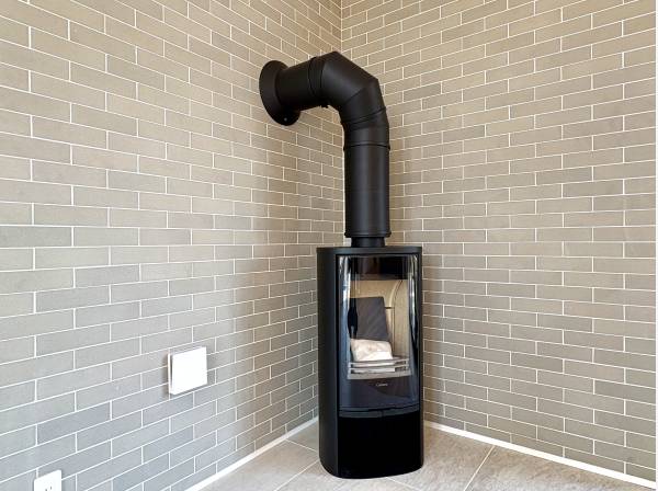 リビングには暖炉付きです。