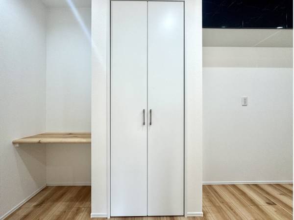 キッチン隣にはちょっとしたワークカウンターを完備