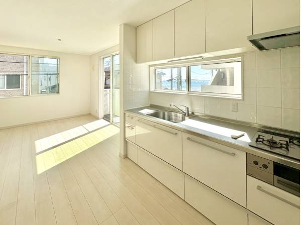 キッチンでお料理をしながらも海を眺められます。