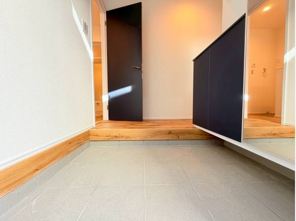 エントランスもスタイリッシュに仕上がってますね！