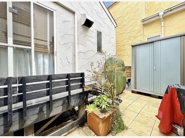 リビングから繋がるプライバシーの守られたお庭スペースもございます。