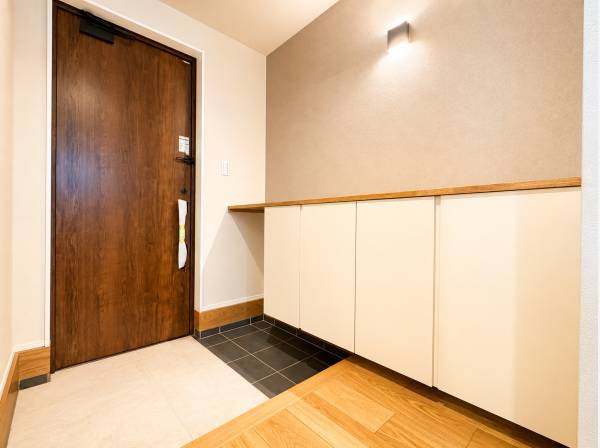 木目と間接照明が迎える、落ち着きあるエントランス。
