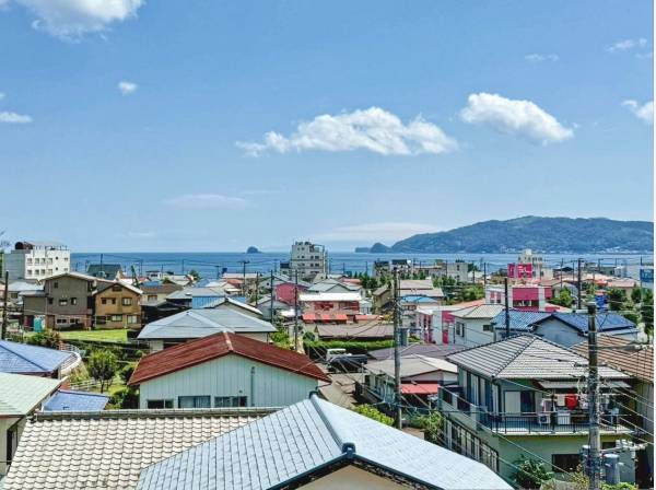 街並みの先に海が広がるルーフバルコニーからの眺望