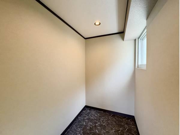 収納としても、ワークスペースとしてもおすすめな納戸になります