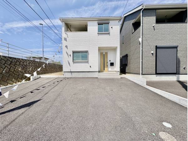 駐車場は大型の車を2台停めることが出来ますよ！