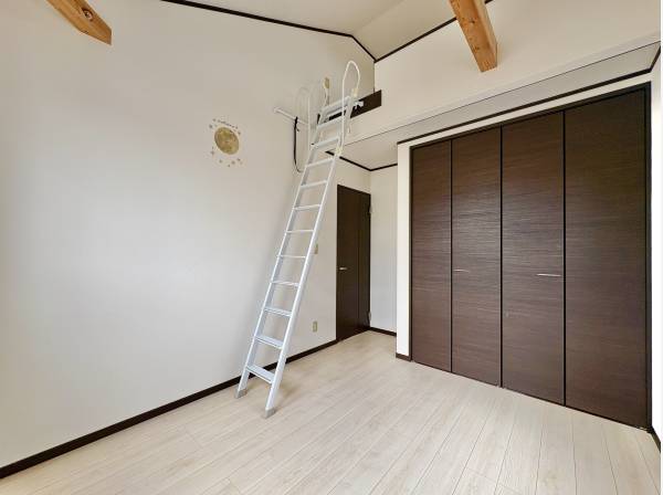 各居室には収納力のあるクローゼットを完備しております