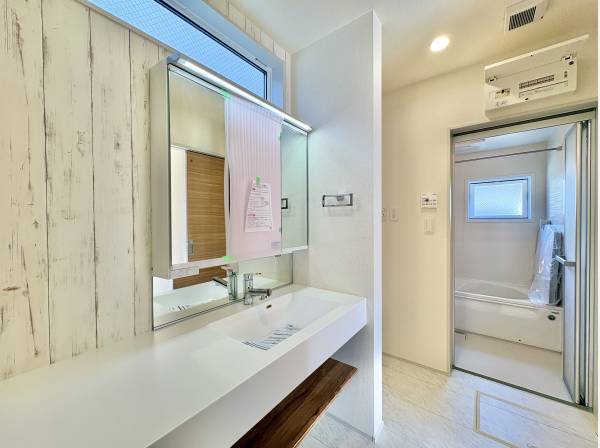 ワイドタイプの洗面化粧台。