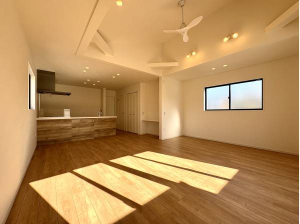 やわらかな日差しが床に描く模様が心をほどく温かなLDK