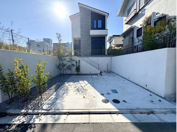 ゆとりある前面スペースが外観の存在感をより際立てるアプローチ