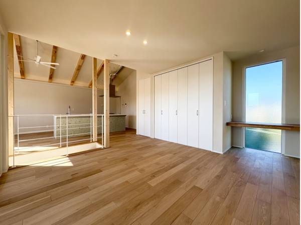 床には肌触りが心地よい温かみのある無垢材を採用