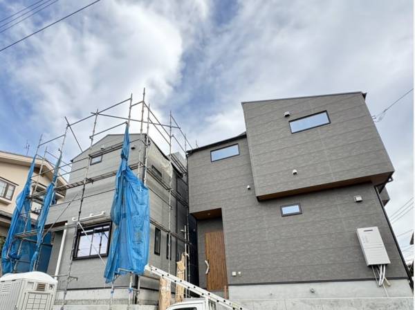 左側の建物。完成が楽しみです♪