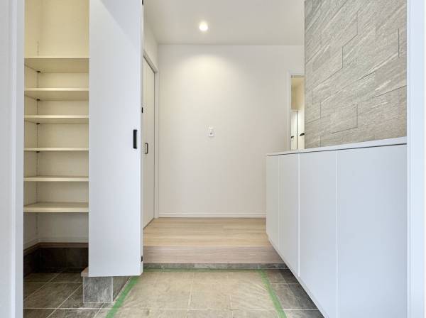 土間続きの大容量収納が嬉しい