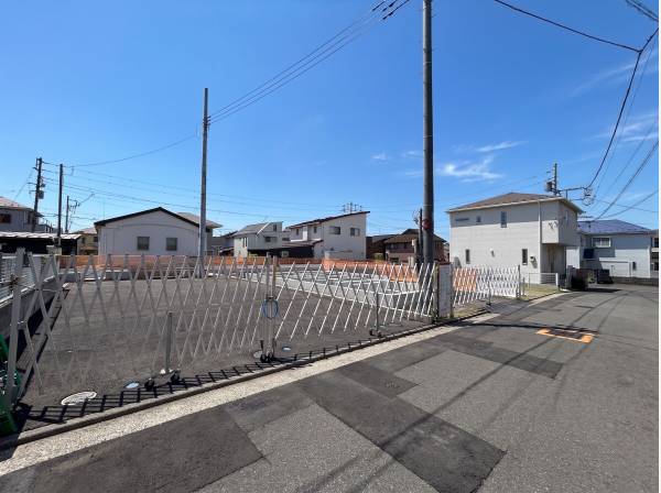 大きな車でも安心の道路幅。行き止まりにつき静かな環境も魅力です