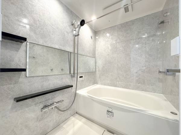 明るいバスルームで1日の疲れをリラックス