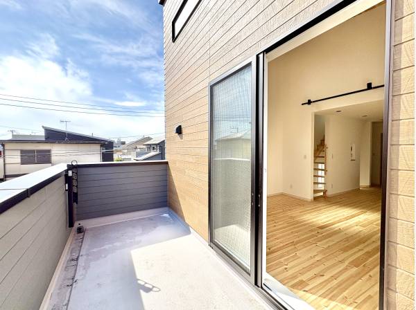 ワイドバルコニーから繋がるリビング