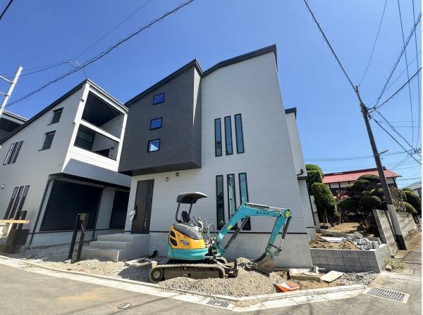 青空が広がる陽だまりの住空間 角地のため開放感も◎