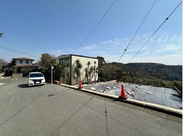 前面道路は幅員約6.2mと広々