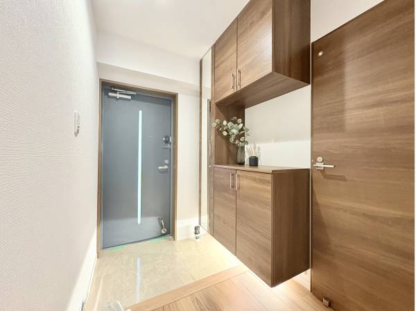 棚や収納スペースの多い玄関