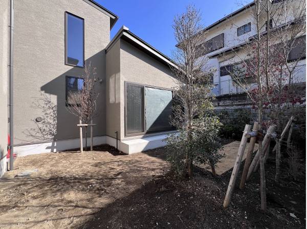 南西側にゆとりあるお庭が広がります