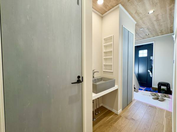 手洗い場備わる一階のスペース