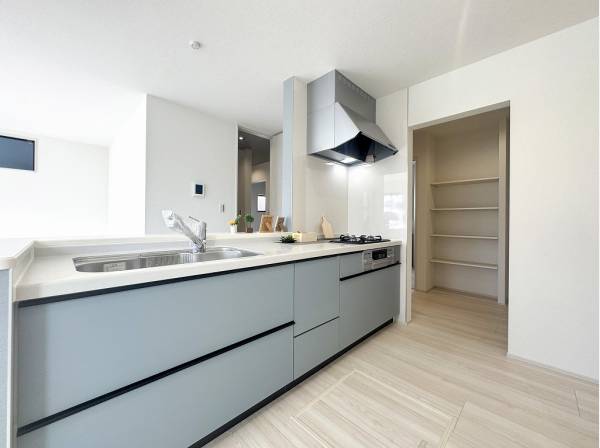 パントリーが隣接したキッチンはお料理も捗りそう