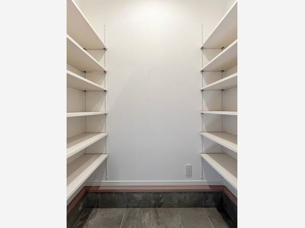 大容量のSIC ベビーカーや掃除用具もスッキリ収納できそう