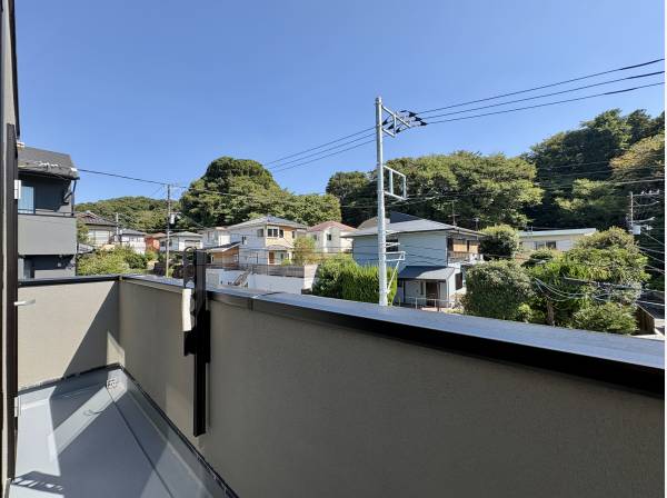 バルコニーからは気持ちの良いグリーンビューを愉しめます

