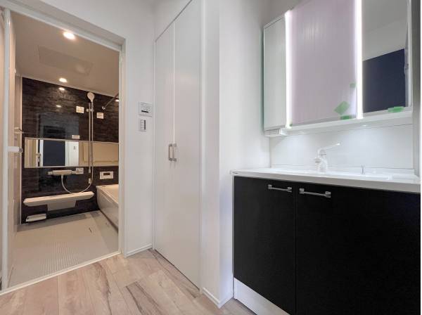 洗面スペースの隣には大容量のリネン庫が完備されています