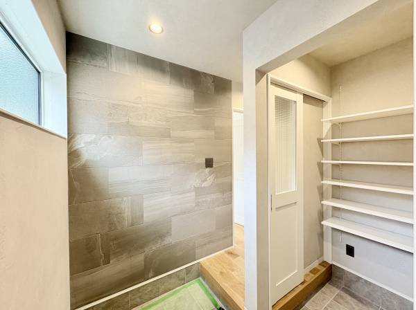 広い玄関がお出迎えします