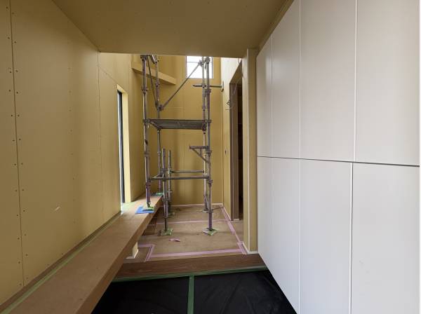 階段の上にも吹き抜けがあります！工事中ですがご案内は可能です！