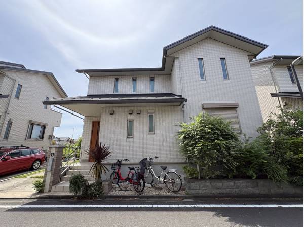 パナホーム施工の注文住宅！カースペース2台完備の美しい外観