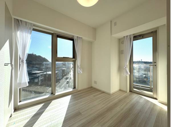 窓が多く明るく開放的な洋室です。