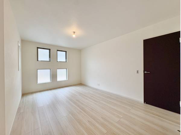 リビングにも採光のための窓を配置し明るい空間です。