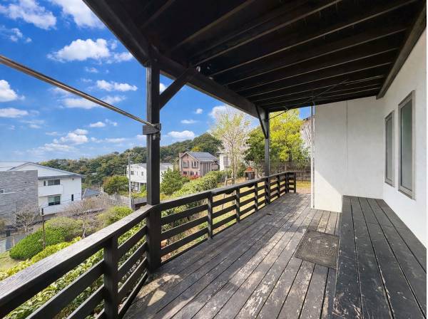 空と緑を感じながら寛ぐ、特等席のウッドデッキ。