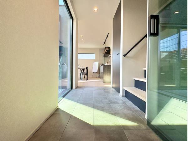 採光が１つのアクセントになり、プライベートな空間には太陽の陽が射し込みます